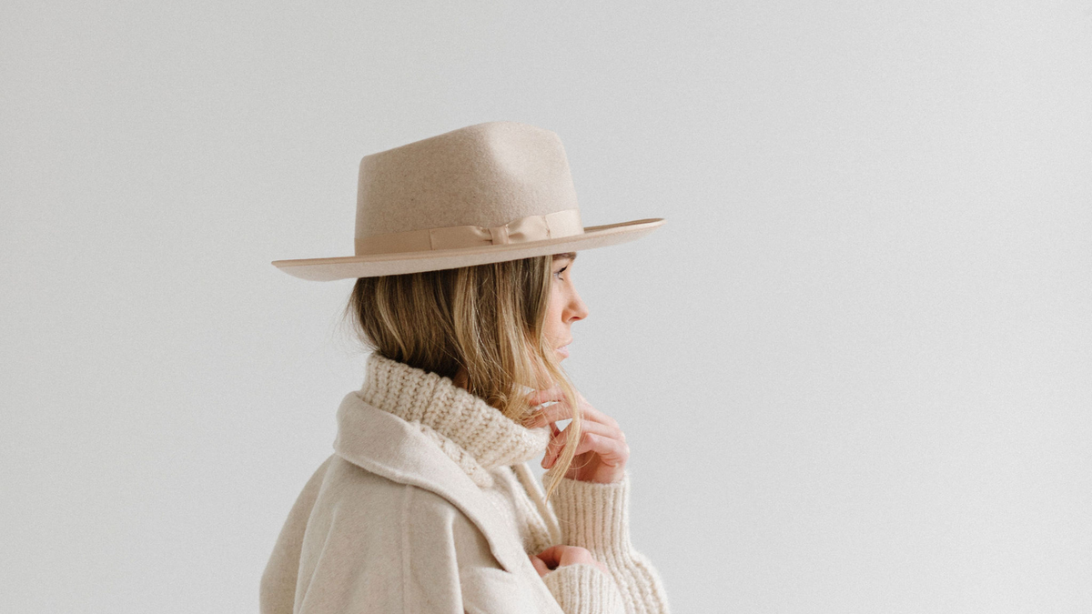 Gigi hat. Perfect condition worn once just downsizing! Gigi Hadid Upgrades Her Bedhead With a Baseball Cap | Vogue main image 3