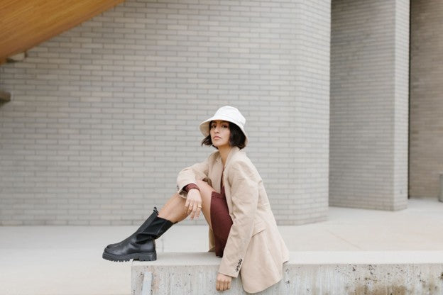 Women's Bucket Hat Outfits for 2025 [From the '90s]