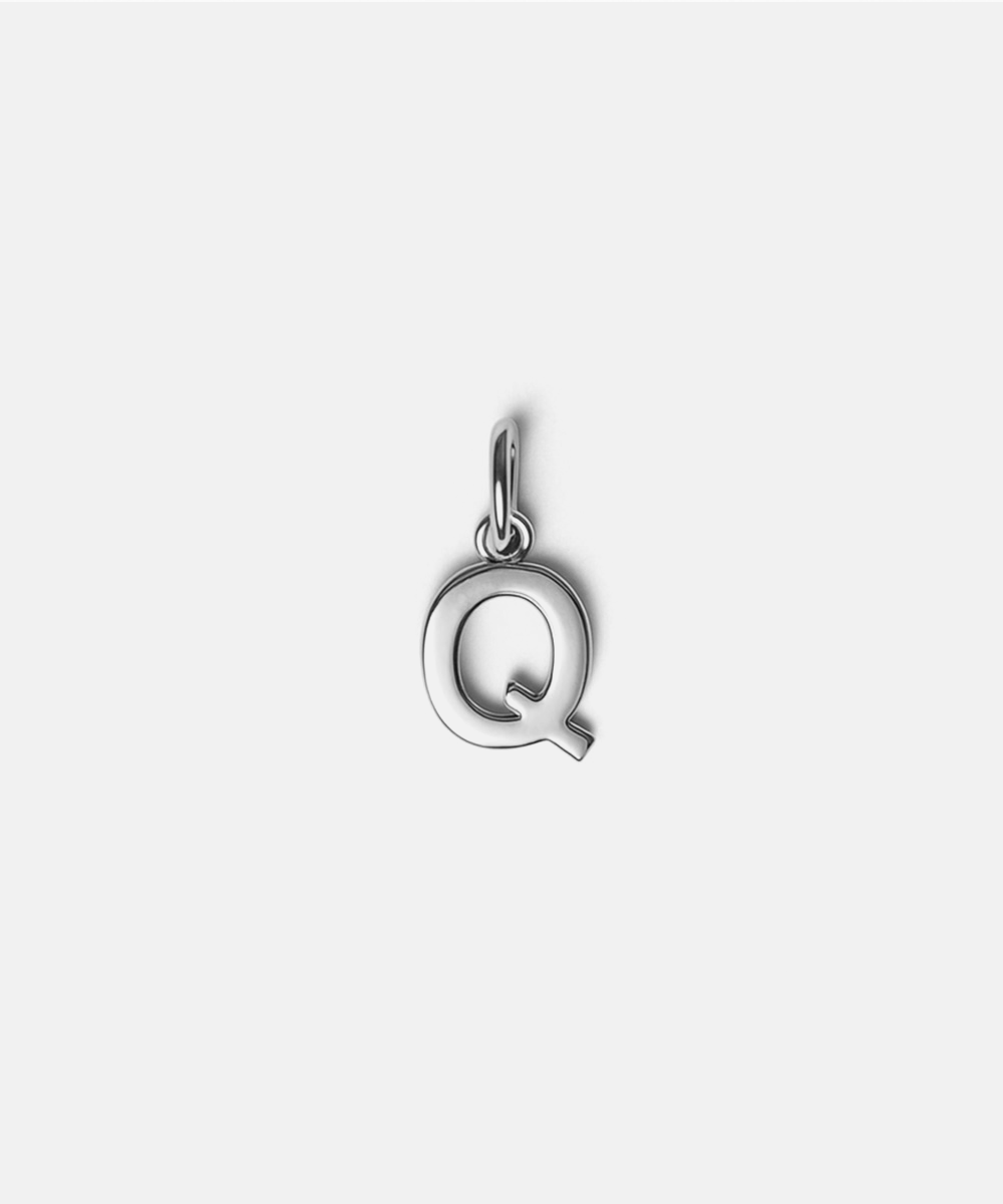 Silver letter 'Q' hat charm on a white background #color_silver