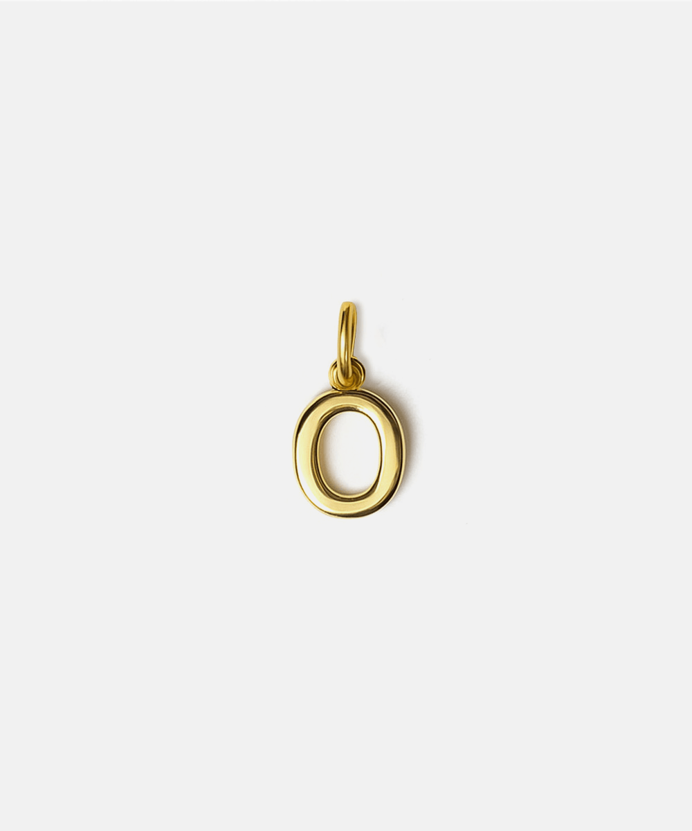 Gold letter 'O' pendant hat charm on a white background #color_gold