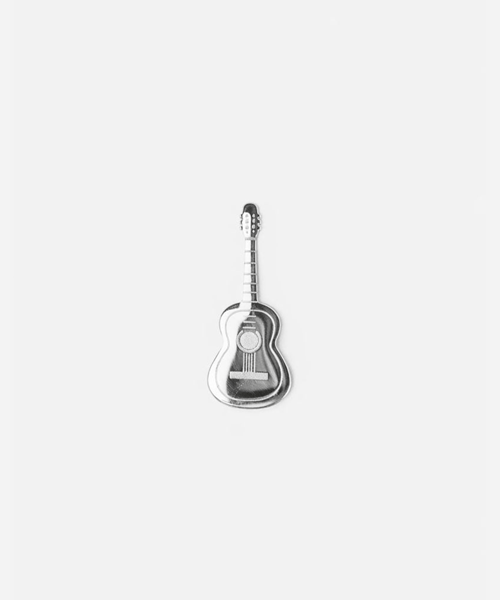 Silver guitar-shaped hat pin on a white background #color_silver