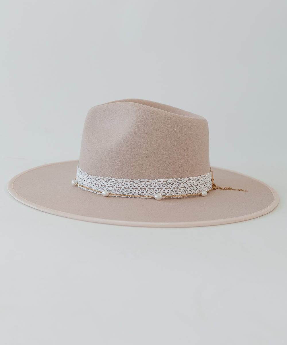 A beige hat with a white band and a gold pearl chain band on a plain background #color_gold