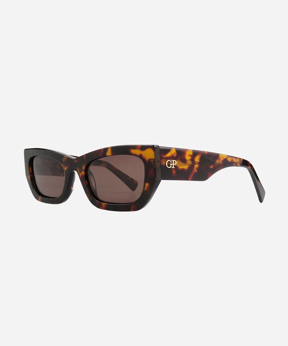 Tortoise pattern sunglasses on a white background #color_tortoise