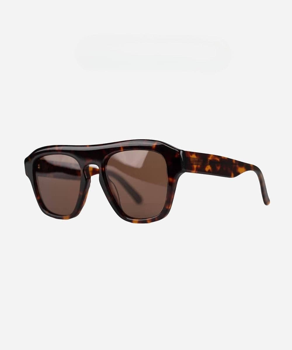 Tortoiseshell sunglasses with brown lenses on a white background #color_tortoise