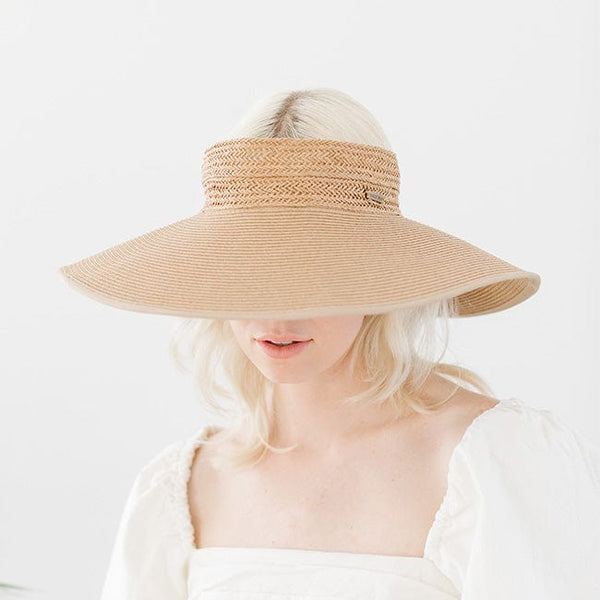 Our packable Winnie has got you covered on all sides with excellent sun protection. Made of paper straw, the Winnie features an adjustable strap [honey]